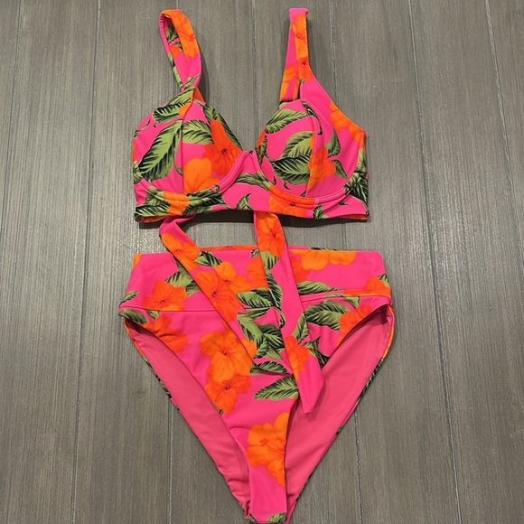 BEACH RIOT BIKINI SET!! - Picture 5 of 16